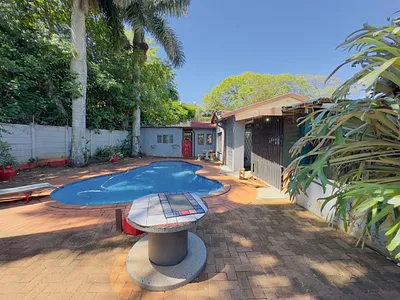 7 Bedroom House For Sale in Amanzimtoti - 6rnG.webp