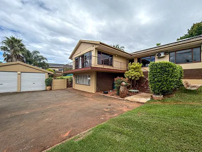 4 Bedroom House For Sale in Amanzimtoti - 3zoj.webp