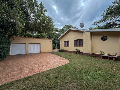 3 Bedroom House For Sale in Amanzimtoti - qubJ.webp