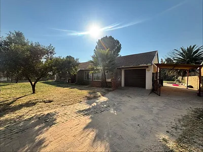 4 Bedroom House For Sale in Klerksdorp - YTRW.webp