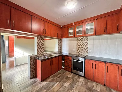 6 Bedroom House For Sale in Klerksdorp - XNCm.webp