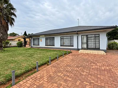 3 Bedroom House For Sale in Klerksdorp - img