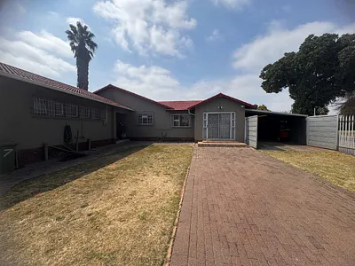 3 Bedroom House For Sale in Alberton - YaM2.webp
