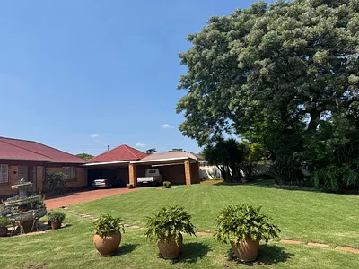 7 Bedroom House For Sale in Germiston - kL33.webp