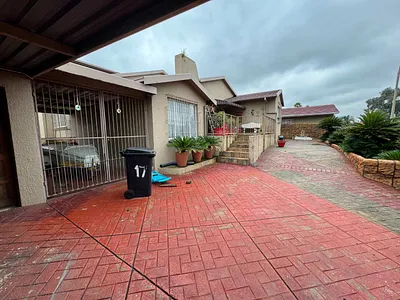 5 Bedroom House For Sale in Alberton - bDqt.webp
