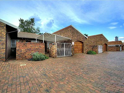 2 Bedroom Townhouse For Sale in Alberton - OI01.webp