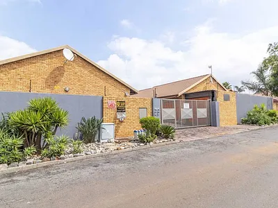 3 Bedroom Townhouse For Sale in Alberton - kS27.webp