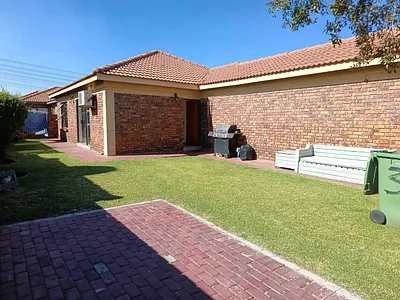 2 Bedroom Townhouse For Sale in Alberton - SA72.webp