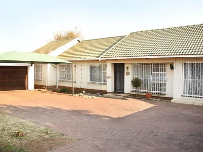 4 Bedroom House For Sale in Brackendowns, Alberton - 8KIf.webp