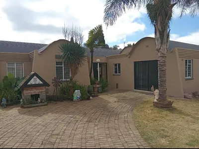 4 Bedroom House For Sale in Alberton - DZhx.webp