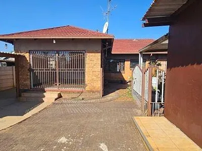 2 Bedroom House For Sale in Alberton - Zv3Y.webp