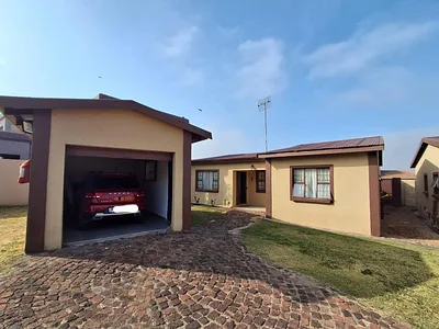 3 Bedroom Townhouse For Sale in Johannesburg - hmZz.webp