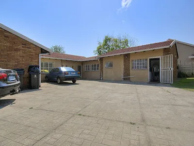 6 Bedroom House For Sale in Alberton - LXhG.webp