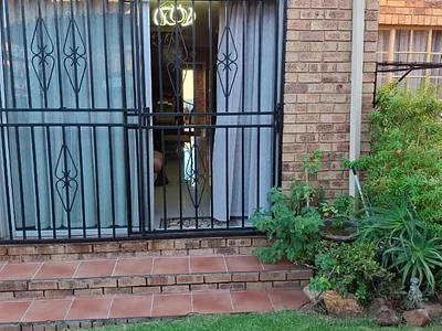 3 Bedroom Townhouse For Sale in Johannesburg - oo15.webp