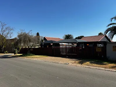 3 Bedroom House For Sale in Alberton - q5U0.webp