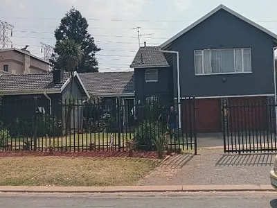 4 Bedroom House For Sale in Johannesburg - ibM9.webp