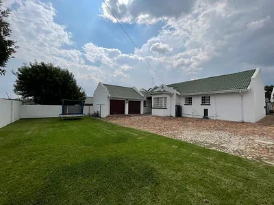 3 Bedroom Townhouse For Sale in Germiston - 8rJR.webp