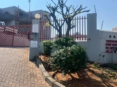 2 Bedroom Townhouse For Sale in Ridgeway, Johannesburg - 6Tj7.webp