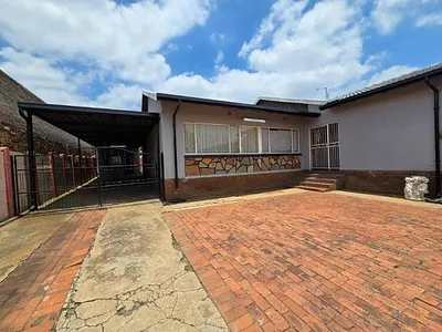 3 Bedroom House For Sale in Roseacre, Johannesburg - img