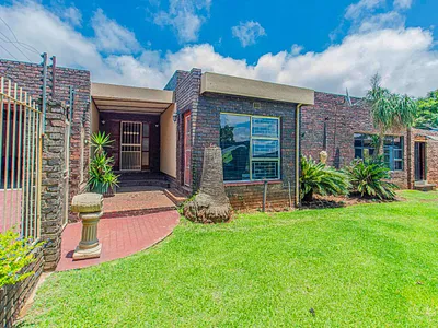 4 Bedroom House For Sale in Alberton - VT7W.webp