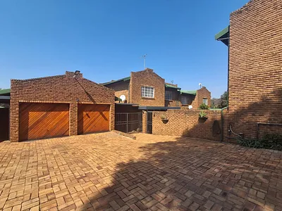 4 Bedroom Townhouse For Sale in Johannesburg - syLG.webp