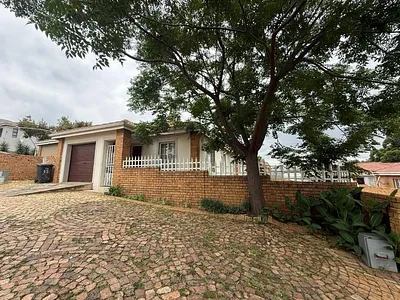 3 Bedroom Townhouse For Sale in Roseacre, Johannesburg - t40p.webp