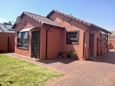 3 Bedroom House For Sale in Germiston - acJU.webp