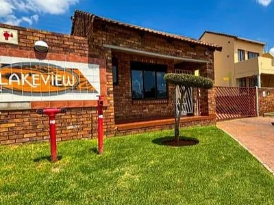 2 Bedroom Townhouse For Sale in Johannesburg - RRET.webp