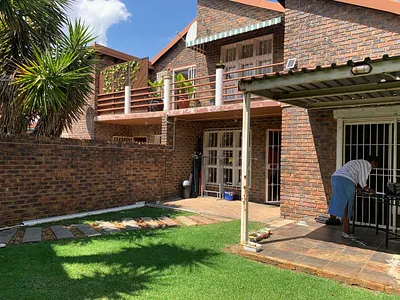 3 Bedroom Townhouse For Sale in Johannesburg - mHFe.webp