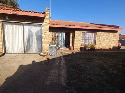 3 Bedroom Townhouse For Sale in Meyerton - 7nf2.webp