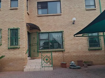 2 Bedroom Townhouse For Sale in Johannesburg - Au7c.webp