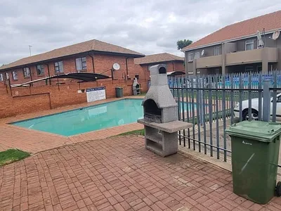 2 Bedroom Townhouse For Sale in Alberton - 5z3G.webp