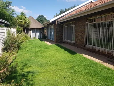 2 Bedroom House To Rent in Risiville, Vereeniging - img