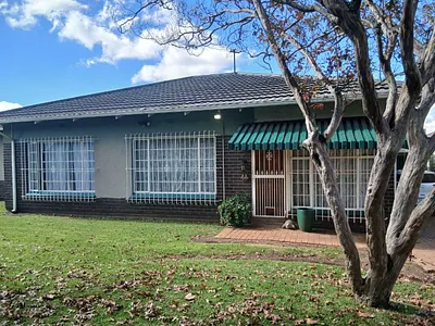 4.5 Bedroom House For Sale in Germiston - img