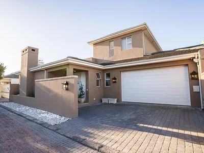 4 Bedroom House To Rent in Cape Town - v2eY.webp
