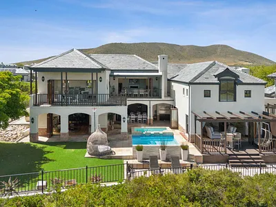 6 Bedroom House For Sale in Cape Town - YXYs.webp