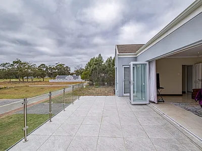 4 Bedroom House For Sale in Port Elizabeth - img