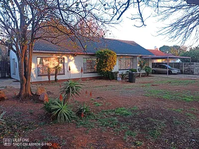4 Bedroom House For Sale in Germiston - BgJI.webp