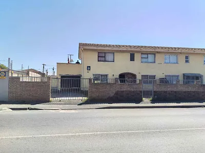 4 Bedroom Townhouse For Sale in Parow - img