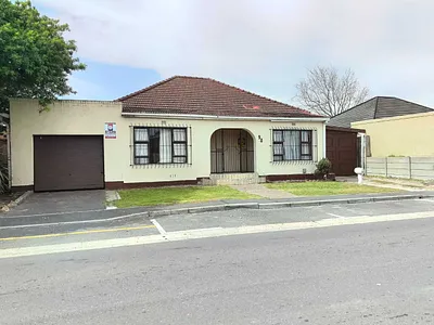 3 Bedroom House For Sale in Parow - xx9x.webp