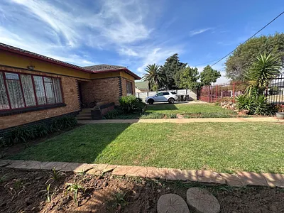 4 Bedroom House For Sale in Roodepoort - img