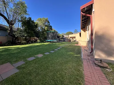 3 Bedroom House For Sale in Sandton - gx2K.webp