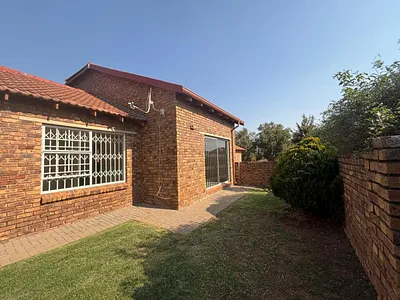 3 Bedroom Townhouse To Rent in Roodepoort - img