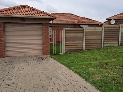 3 Bedroom House For Sale in Thatch Hill Estate, Centurion - 8E6c.webp