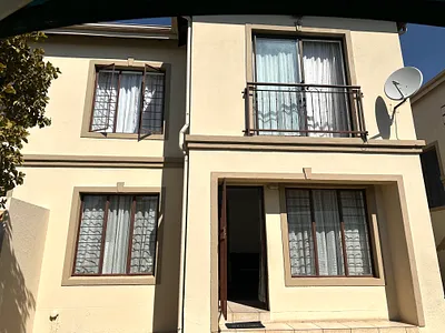 3 Bedroom Townhouse For Sale in Johannesburg - iiBJ.webp