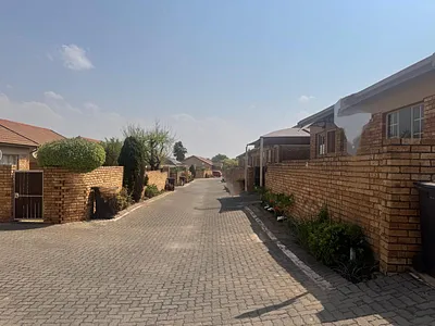 2 Bedroom Townhouse To Rent in Centurion - R5if.webp