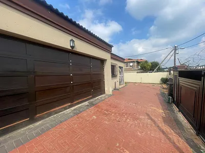 3 Bedroom House For Sale in Roodepoort - img