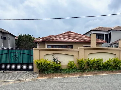 3 Bedroom House For Sale in Roodepoort - 80C2.webp