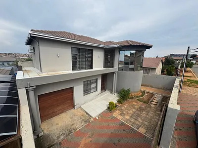 4 Bedroom House For Sale in Roodepoort - img