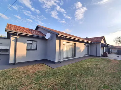 3 Bedroom House For Sale in Carletonville - bWKm.webp